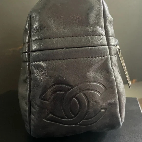 🔥SALE 🔥 EUC Chanel 9th series Lambskin Leather Ring Handle Hobo-Full Inclusion - Picture 4 of 14